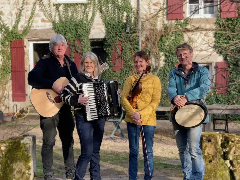 Concert au Marche Fermier: Les Comperes