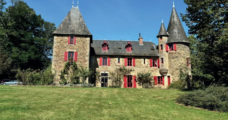 Balades secrètes en Corrèze – À la découverte du château de Bellefond
