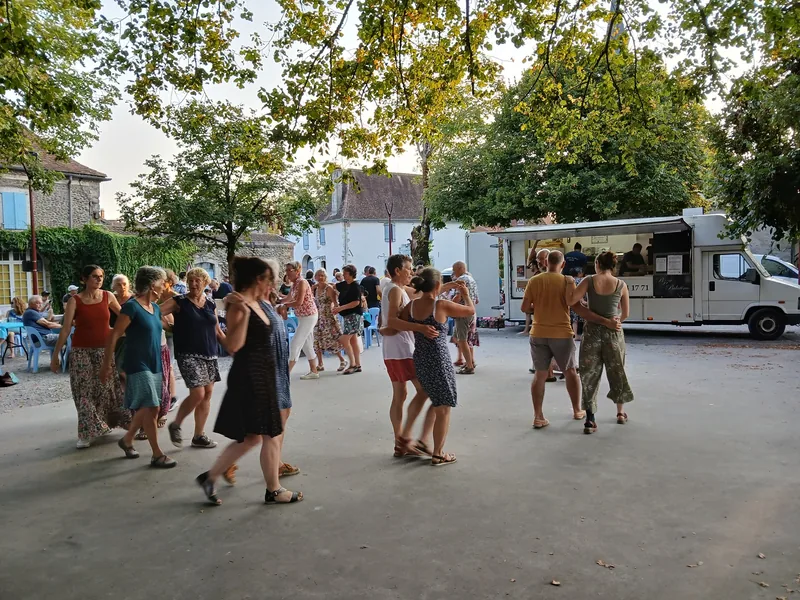 Initiation aux Danses Regionales in Escos
