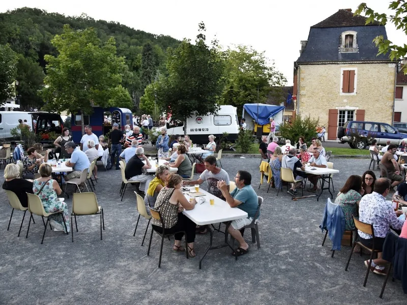 Mauzac-et-Grand-Castang Gourmet Market and Traditional Dance