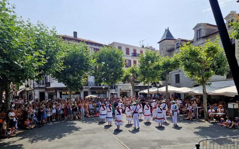 Spectacle de Danses Basques Avec Begiraleak in Saint-Jean-de-Luz