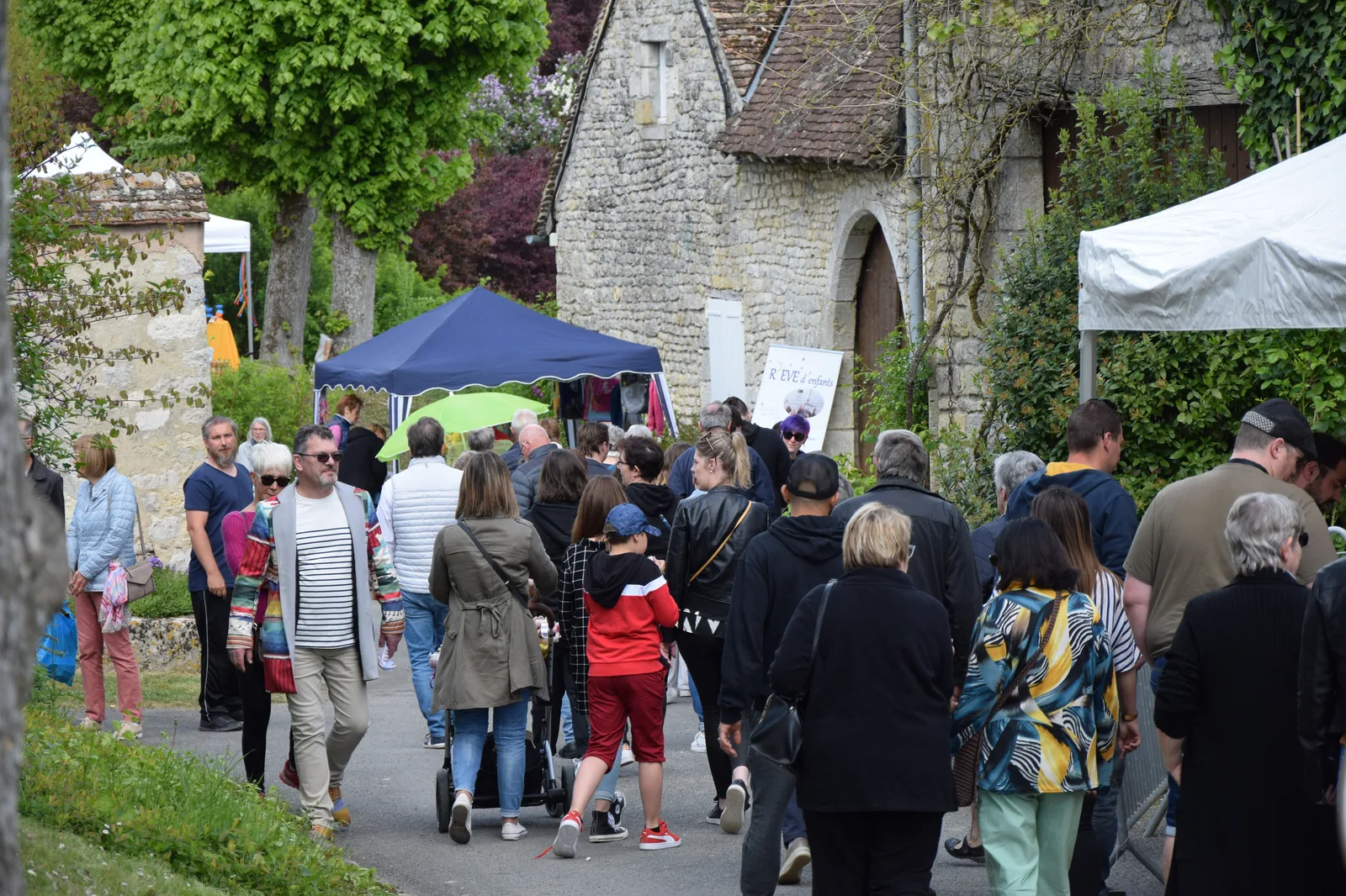 Yèvre-le-Châtel: Producers, Crafts and Castle Theatre