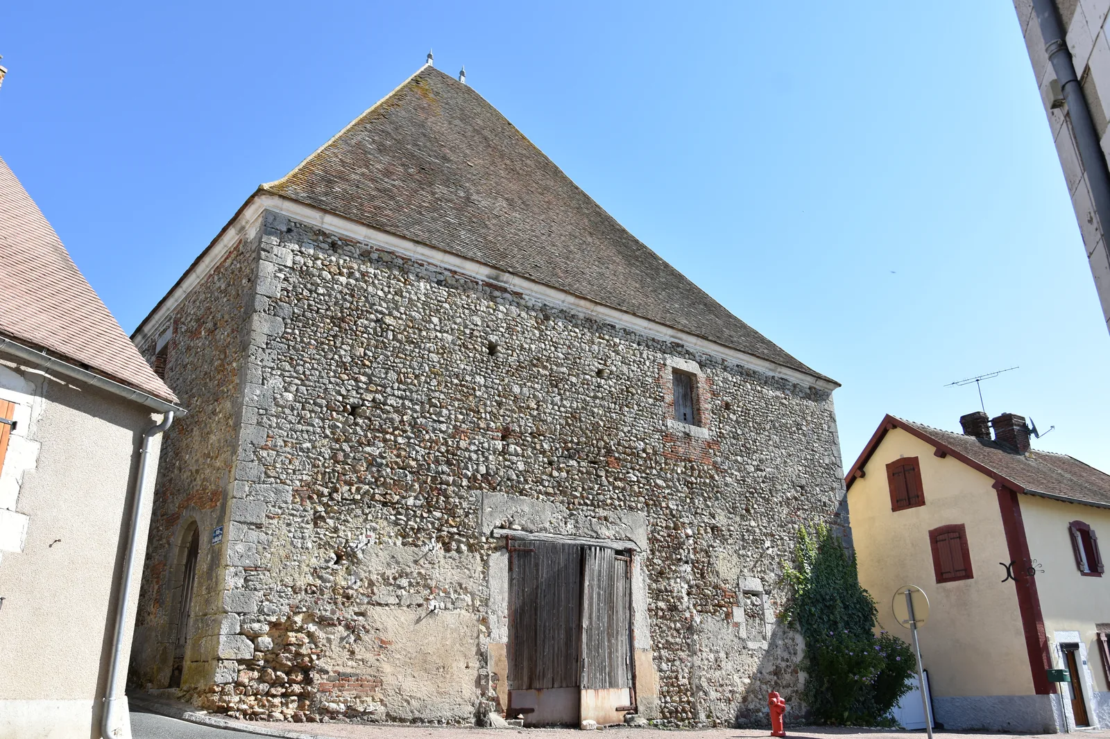 Dammarie-en-Puisaye: Inside the Old Tithe Barn